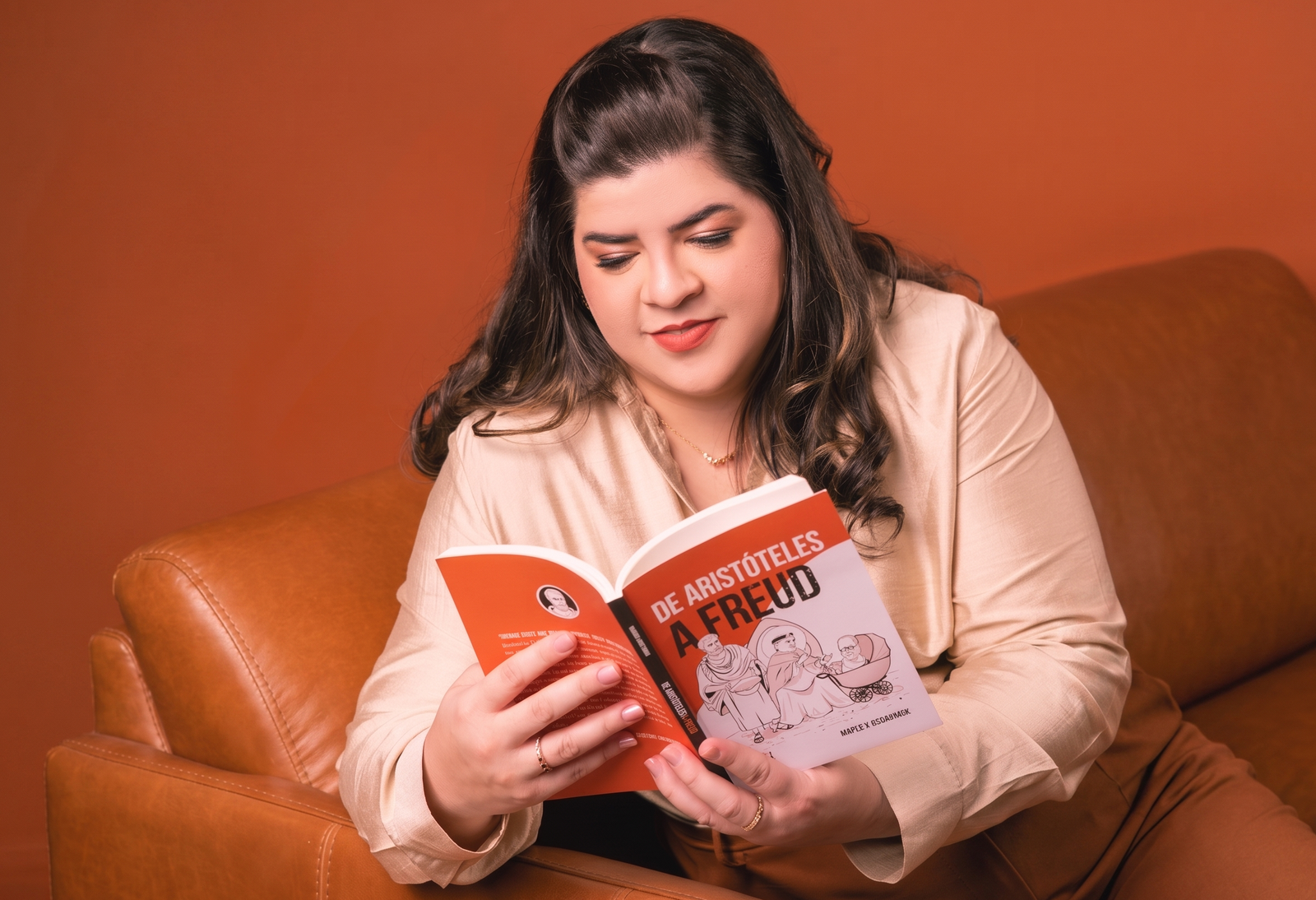 Psicóloga Dayse Hirakawa lendo o livro De Aristóteles a Freud