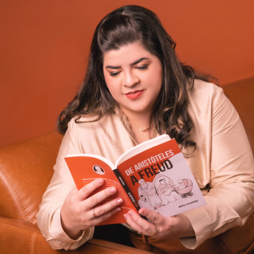 Psicóloga Dayse Hirakawa lendo o livro De Aristóteles a Freud